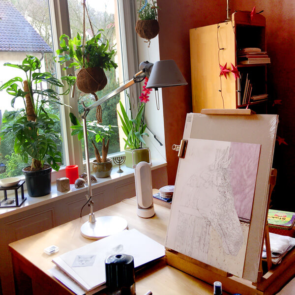 Der Arbeitsplatz von Annelys animals, Annely Putz. Die Staffelei auf dem Tisch stehend.