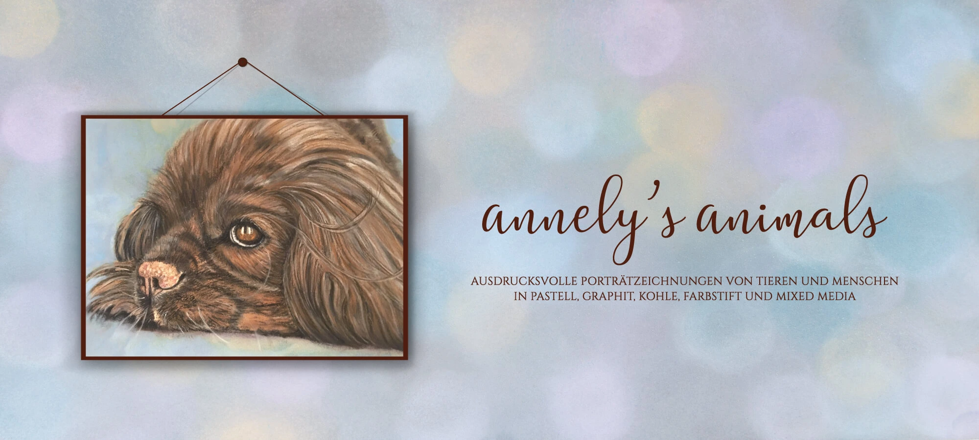 Logo "annely's animals" links eine Porträtzeichnung eines Hundekopfes rechts "annely's animals". Unterhalb der Wortmarke der Slogan "Ausdrucksvolle Porträtzeichnungen von Tieren und Menschen. In Pastell, Graphit, Kohle, Farbstift und Mixed Media." Auf einem Bokeh Hintergrund