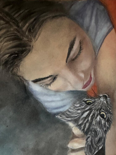 Pastellzeichnung einer Frau mit einer Katze im Arm, von oben gezeichnet.